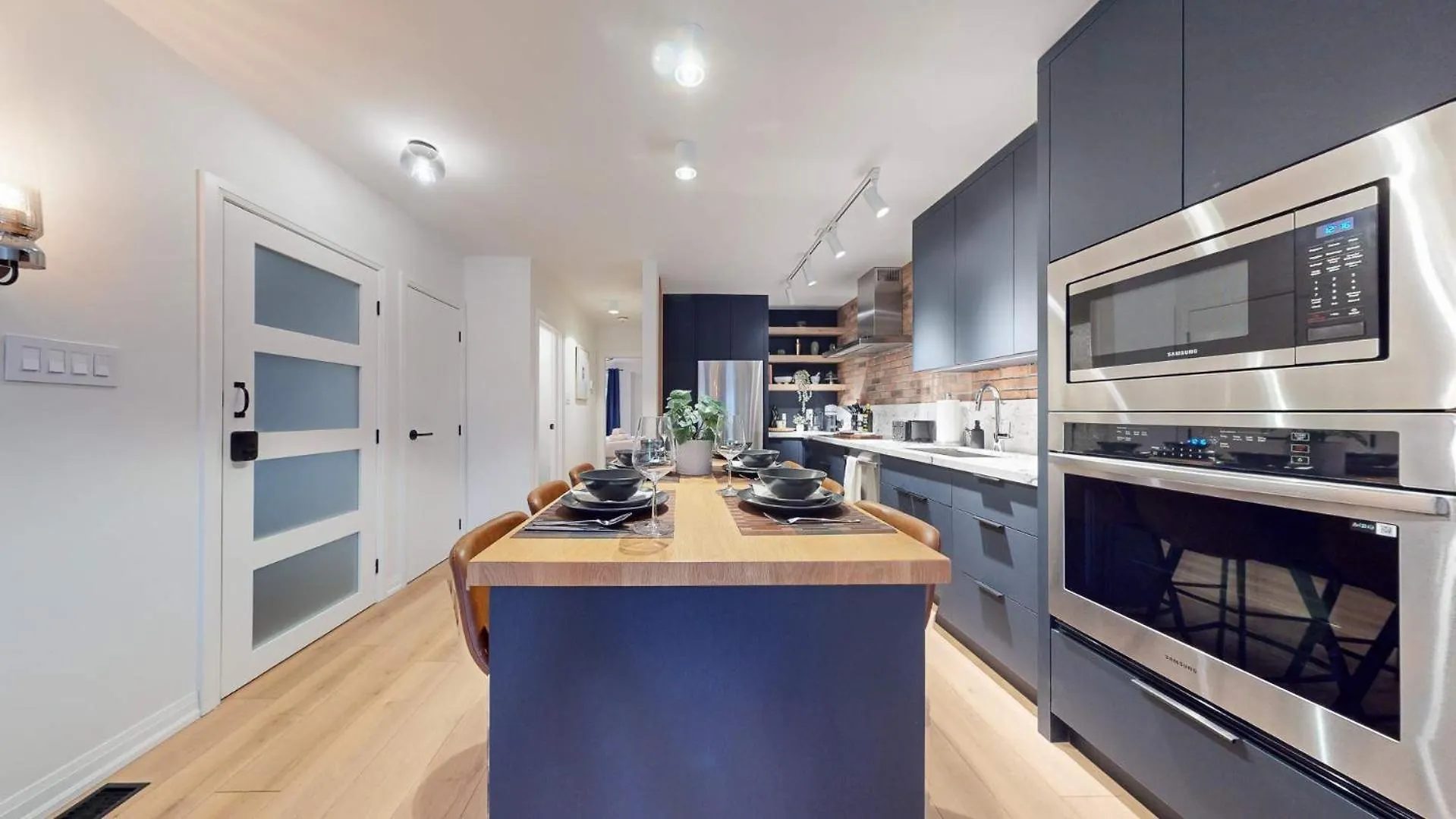 Casa Queen Elegant Suite In Leslieville Τορόντο